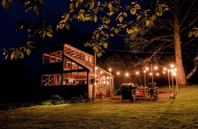 Glamping dans notre cabine unique en dehors de Silverton, OR. avec bain à remous et mezzanine