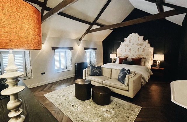 Stylish apartment above popular traditional village pub!