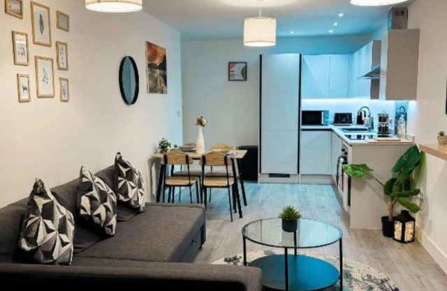 Stylish Apartment with Balcony-Hemel HempsteadTown Centre/City View,FREE Parking