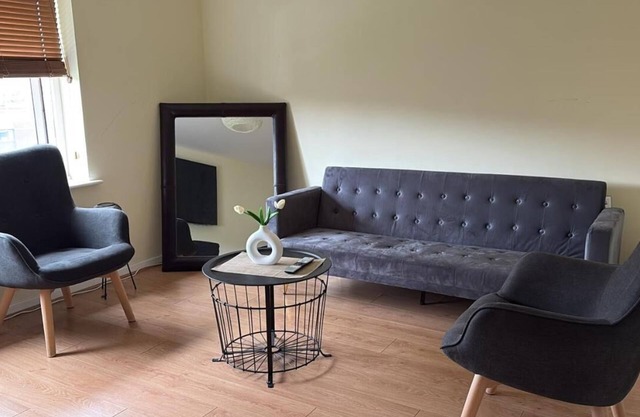 Relaxing Apartment Near Heathrow Airport, Shops and Train Station