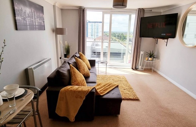 ⭑ Stylish Apartment Near Heathrow, Skyline Views ⭑