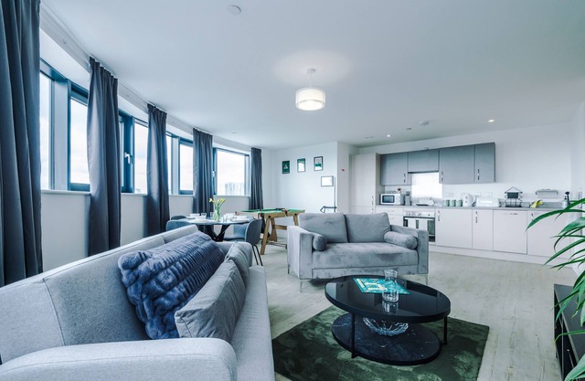 Stylish Apartment, Sleeps 6, Pool Table, Smart TVs