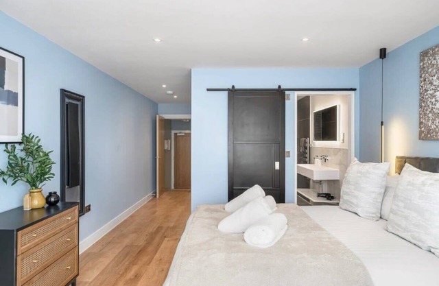 Stylish Apartment w/ Parking, 2 Mins to Seafront