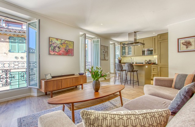 Stylish Apt in charming le Suquet/Cannes-Steps from beaches, old port & Palais