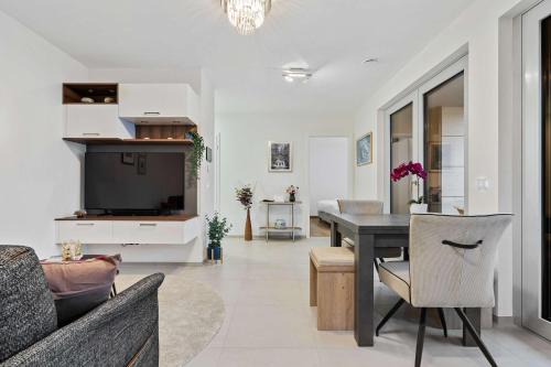 Stylish Apt with Balcony WiFi & Free Parking