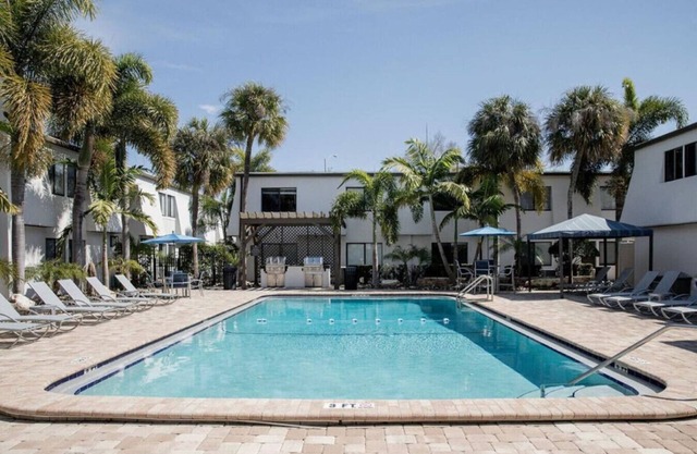 Stylish Bayshore Retreat | Pool, Gym, free Parking