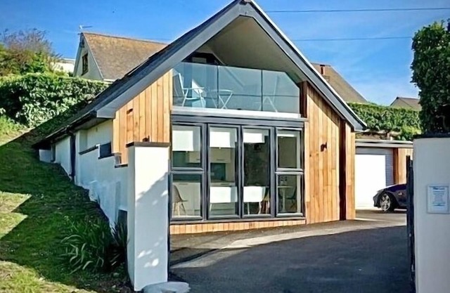 Stylish Beach Cottage Capacité d'accueil 4 - 6, à seulement 85 m de la plage sableuse 'Blue Flag'.