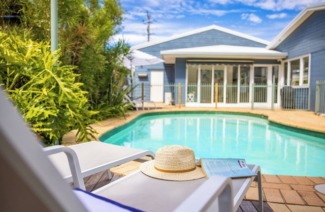 Stylish Beach House with Pool, Close walk to Cafes and Beach, Golf Course View