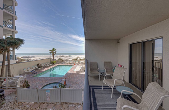 Indulgent Coastal Retreat – Walk to Everything