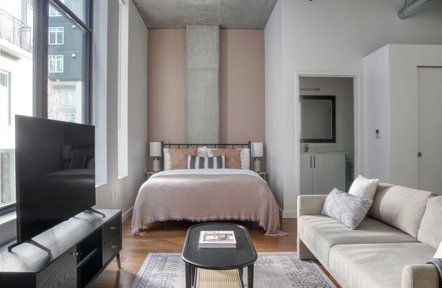 Stylish Bell Town Studio w/ Garden & Gym, nr Restaurants, by Blueground