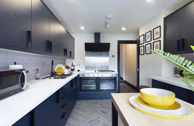 Stylish Boutique 7 bedroom maisonette opposite Sefton Park