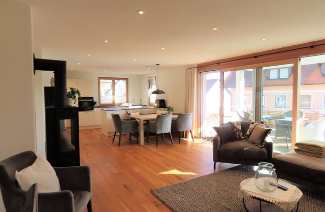 Stylish, brand new vacation home with high-quality furnishings and the lake
