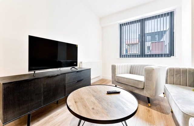 Modern and Stylish 2 Bed Apartment in Solihull