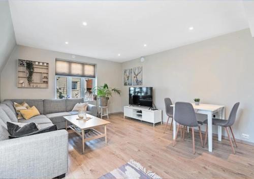 Stylish & Bright Penthouse - Office - 5 Star Location!
