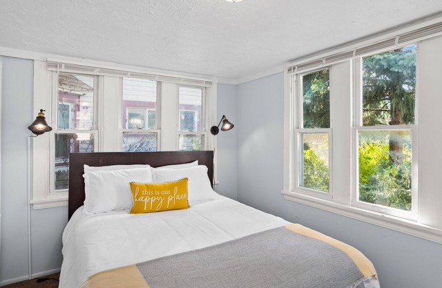 Stylish Bungalow Close to Downtown Cleveland