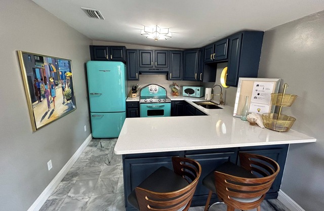 Stylish Bungalow Near Dining, Parks & Entertainment