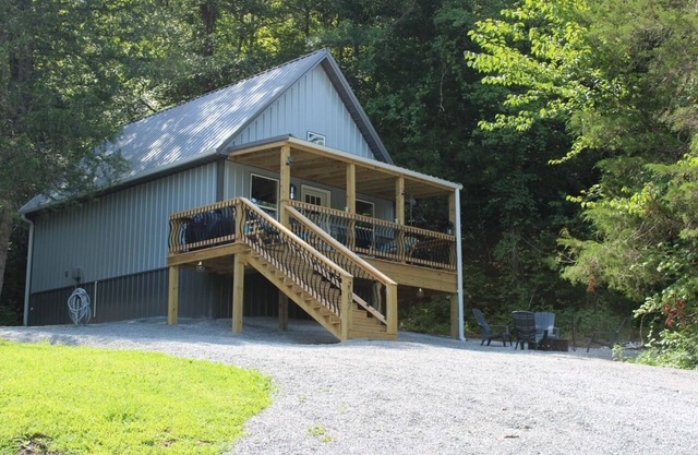 Stylish cabin 4mins away from Cumberland Lake!