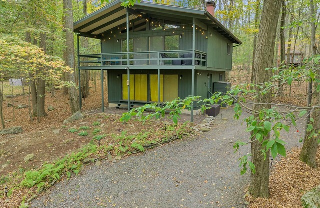 Stylish Cabin in Poconos Resort - Indoor/Outdoor Pools, Lakes, Kayaks, and more!