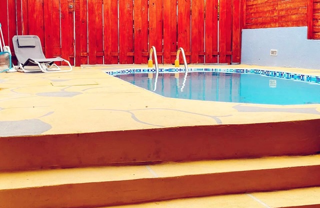 Stylish Central 1-2 bedrooms with private pool-Tropical and Bright.