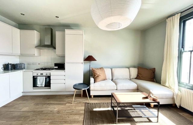 Stylish Central Bristol Base!