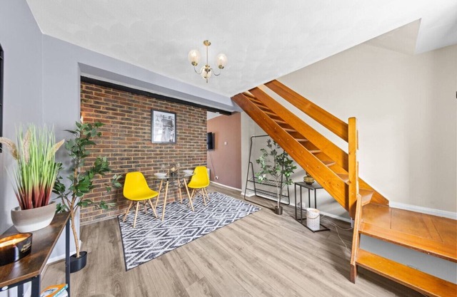 Stylish Central Home By Train Station | Book Now!