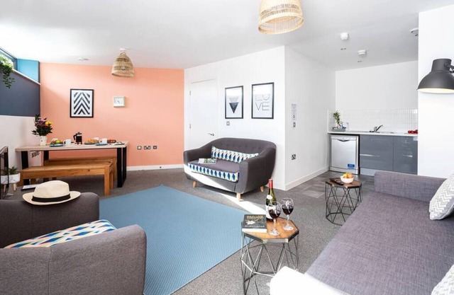 Stylish City Apartment with Parking Bridge Square Apartments