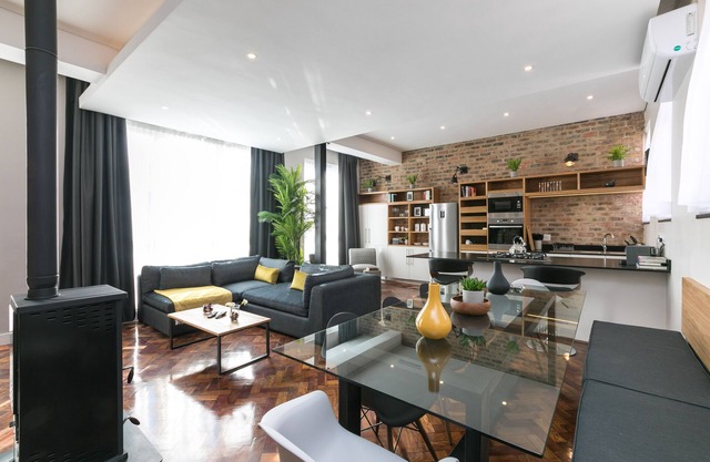 Penthouse flambant neuf au centre-ville avec bain à remous sur le toit et jeu d'échecs géant