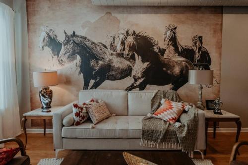 Stylish City Condo Near Top Restos & Nightlife