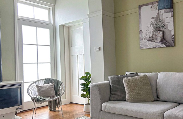 Stylish coastal apartment w/ 2 car park, close to beach, parks, cafes, free bus.