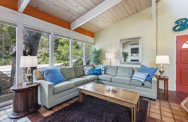 Stylish coastal getaway near dining & golf with pool table - stroll to beach