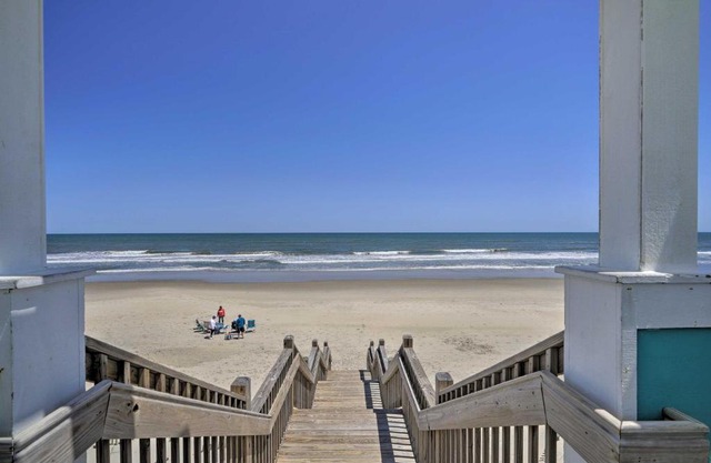 Stylish Coastal Home Walk to Corolla Beach!