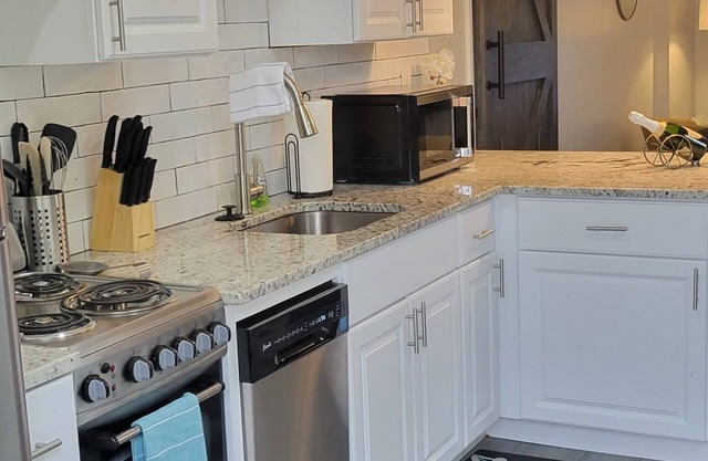 Stylish Comfort Cozy Basement Apt in Quiet Neighborhood!