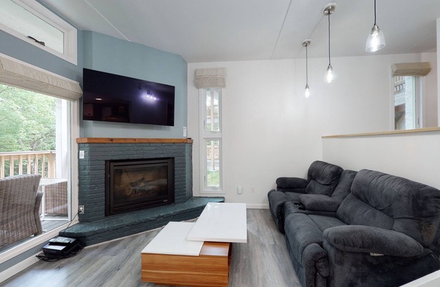 Stylish & Comfortable Condo W/ Shared Pool, Hot Tub, Free WiFi & Private Balcony