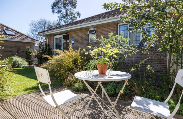 Appartement élégant et confortable près de Freshwater Bay. Animaux acceptés. Jardin privé