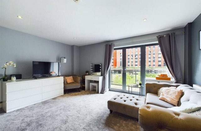 Stylish & Cosy Studio with Balcony Views - Vibrant City Centre!