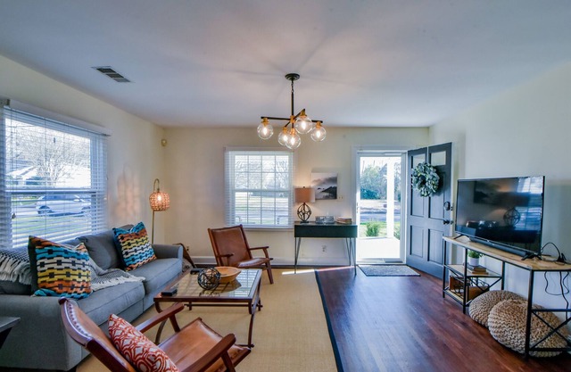 GAMEDAY CHARMER ~ 3 BR ~ 2 Bath ~ PRES DE TOUT