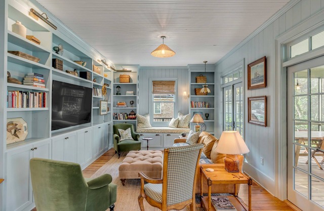 Stylish Cottage w/ Gourmet Kitchen, Screened Patio & Gameroom — 7 mins from dt!