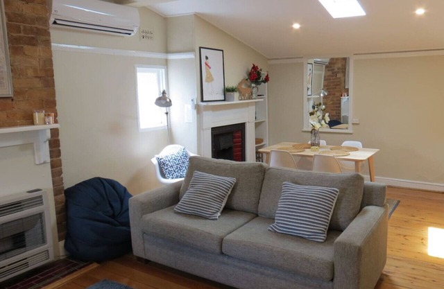 Stylish country cottage in central Orange