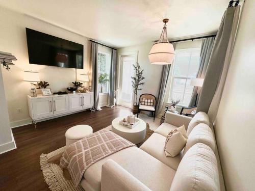 Stylish Cozy Family Cottage with Golf Cart - 1 mile to Dwntn Ocean Springs and beach