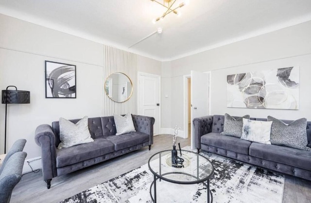 Modern & Spacious 2BR CITY CENTRE Nr the beach & High St by Luxiety Stays