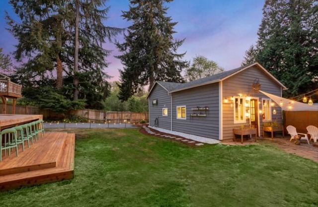 Stylish & Cozy Lakeside Retreat Accommodations. Great location!