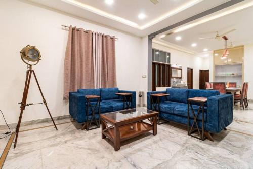 Stylish & Cozy Retreat with Jacuzzi