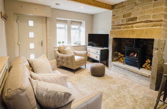 Stylish dog Friendly Cottage Near the Peak District and Holmfirth, Sleeps 3