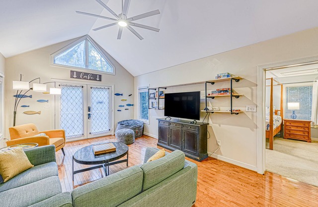 Stylish dog-friendly gem with kayaks, bikes, deck, firepit, private beach & dock