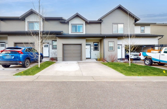 Stylish, dog-friendly retreat with grill & washer/dryer - near skiing & hiking