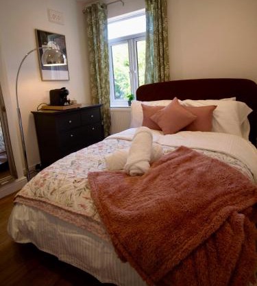 Stylish Double Room - Shared Bathroom - No Kitchen