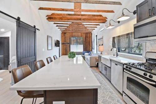 Stylish Downtown 2BD Walk to Chairlifts