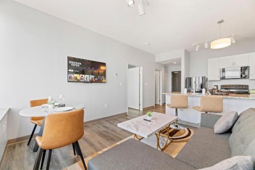 Stylish Downtown Condo l 2 TVs l Fast WiFI