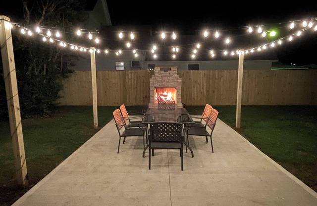 Stylish downtown home: private hot tub, outdoor pizza oven & bumper pool table