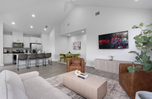 Luxurious Hidden Gem - Downtown Access - Balcony